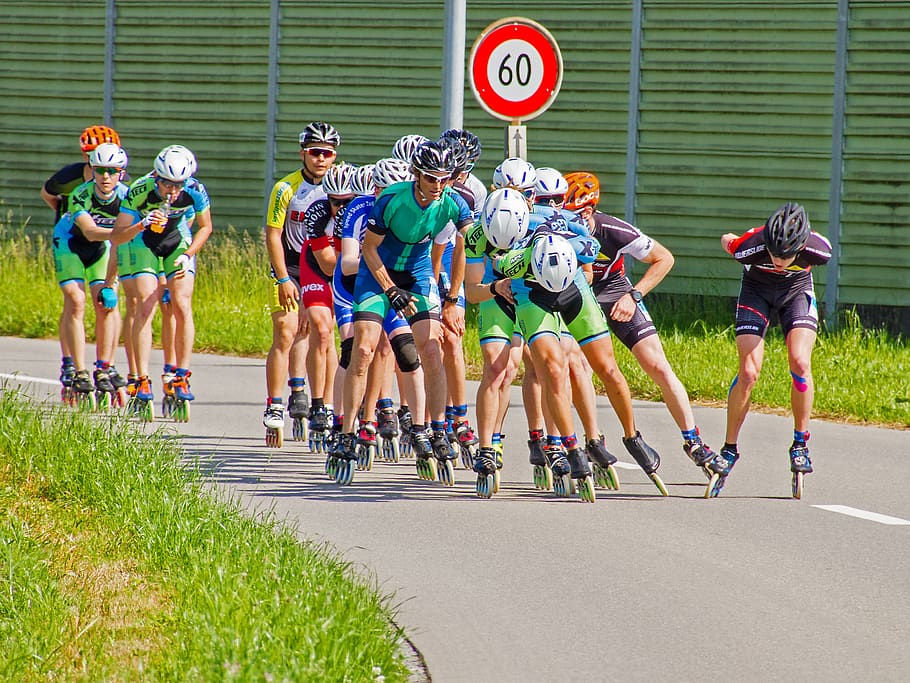 en linia, cursa en línia, carrera, patinatge, inliner, patinatge en línia, Esports de resistència, esport, competició, grup de persones, persones reals, homes, longitud completa, multitud, estils de vida, estil de vida saludable, roba, gran grup de persones, atleta, moviment, esport competitiu, roba esportiva, corrent, dia, signe, determinació, esforç, marató, 2K