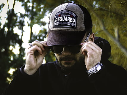 Mann, schwarz, Kapuzenpullover, tragen, Sonnenbrille, Deckel, Brillen, Hände, Hut, Stil, eine Person, Porträt, echte Menschen, Kopfschuss, Freizeitbeschäftigung, Kleidung, Brille, Vorderansicht, Männer, Mode, Lebensstile, junge Männer, Baum, Fokus auf den Vordergrund, Tag, draußen, 2K, CC0, gemeinfrei, lizenzfrei