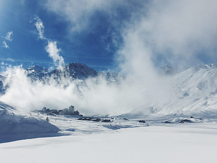muntanya, núvol, cel, cim, cresta, paisatge, naturalesa, vall, turó, neu, hivern, vista, viatjar, boira, assolellat, dia, núvol - cel, temperatura de fred, escenics - natura, medi ambient, bellesa a la natura, escena tranquil·la, tranquil·litat, Serra, cap gent, escena no urbana, blau, Color blanc, gel, a l'aire lliure, muntanya nevada, poder a la natura, 2K, CC0, domini públic, lliure de regalies