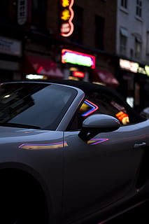 cupé gris convertible, coche, taxi, automóvil, vehículo, transporte, ciudad, Manchester, Reino Unido, espejo, parabrisas, convertible, firmar, señalización, de cerca, neón, reflexión, oscuro, iluminación, coche deportivo, Vehículo de motor, modo de transporte, vehículo terrestre, iluminado, arquitectura, exterior del edificio, estructura construida, nadie, centrarse en primer plano, calle, noche, al aire libre, comunicación, equipo de iluminación, la carretera, 5K, CC0, dominio público, libre de derechos