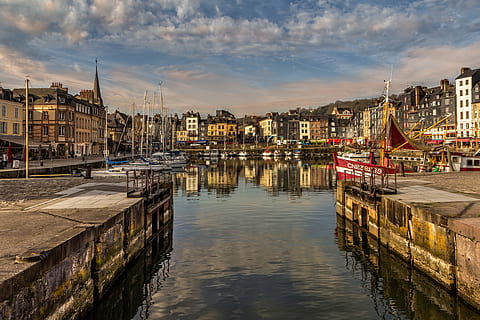 honfleur, perspectiva, núvols, paisatge, panorama, aigua, reflexions, cel, port, França, tarda, arquitectura, exterior de l'edifici, estructura construïda, ciutat, reflexió, vaixell nàutic, núvol - cel, transport, davant del mar, riu, edifici, naturalesa, manera de transport, barri residencial, amarrat, cap gent, a l'aire lliure, veler, 5K, CC0, domini públic, lliure de regalies