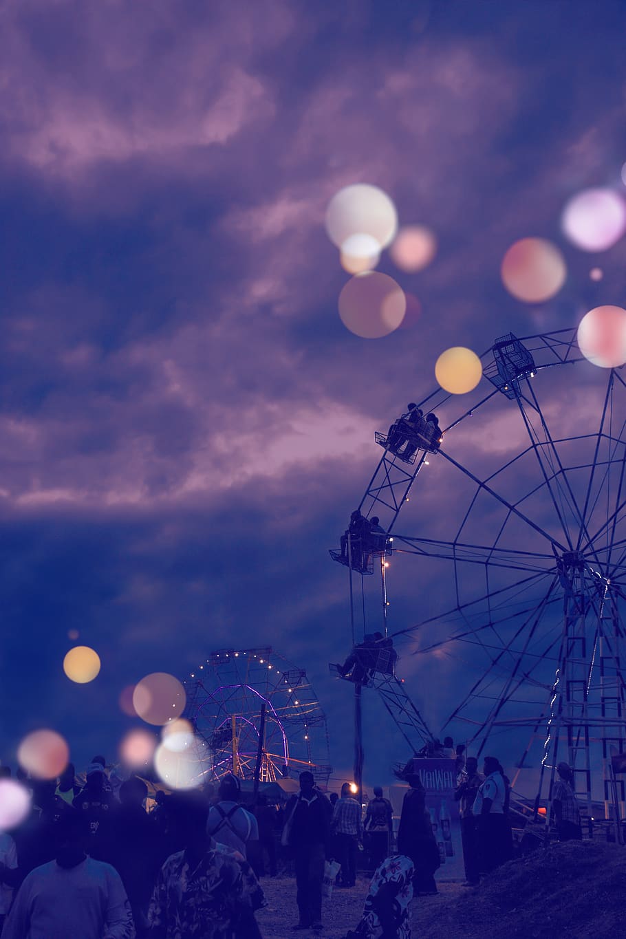 Ferris Wheel View, himmel, fornøyelsespark tur, fornøyelsespark, kunstkultur og underholdning, sky - himmel, gruppe med folk, natt, publikum, ekte folk, pariserhjul, belysningsutstyr, stor gruppe mennesker, natur, belyst, arkitektur, menn, utendørs, kvinner, bygget struktur, fritidsaktivitet, lysskjær, lys, 5K