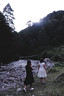 arboles, río, bosque, explorar, para caminar, caminar, naturaleza, frío, vestido, niña, al aire libre, fuera de, amor, aventuras, Panamá, estado animico, sombra, oscuro, divertido, fin de semana, gente real, vista trasera, mujer, estilos de vida, adulto, tierra, dos personas, gente, planta, agua, actividad de ocio, cielo, belleza en la naturaleza, unión, árbol, rock, sólido, 5K, CC0, dominio público, libre de derechos