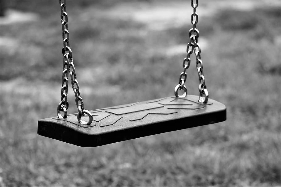 balanceig buit, despoblament, migració, parc, parc de jocs buit, infància, a l'aire lliure, cadena, parc infantil, swing, penjant, metall, centrar-se en primer pla, cap gent, naturalesa, parc - l'home va fer espai, dia, joieria, equip de joc a l'aire lliure, penjoll, primer pla, absència, buit, força, 4K