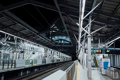 tom togstation, tog, terminal, togstation, køretøj, transportmidler, person, human, undergrundsbane, belysning, mennesker, gelænder, bygning, arkitektur, by-, kvarter, jernbane, togspor, bullet train, bygget struktur, jernbanetransport, jernbanestation, indendørs, offentlig transport, jernbanestation platform, transportform, rejse, tilfældige mennesker, jernbanespor, tag, loft, spore, tog - køretøj, metal, dag, station, tagbjælke, 5K, CC0, offentligt domæne, royaltyfrie