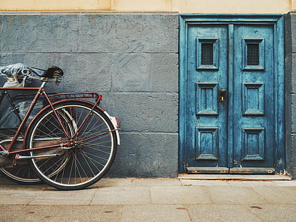 die Architektur, Gebäude, Infrastruktur, Wand, Tür, Fahrrad, gebaute Struktur, Gebäudehülle, Transport, keine Leute, Tag, Stadt, Eingang, geschlossen, Landfahrzeug, draußen, Wandbau - Funktion, Transportmittel, Sicherheit, Bürgersteig, Straße, Rad, 5K