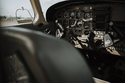 leeren, Flugzeugcockpit, Innere, Tag, Ebene, Avionik, Konsole, fliegen, Flug, Luftfahrt, einmotoriges Flugzeug, Pilot, Pfeifer, Piper-Pfeil, Cockpit, Transportmittel, Transport, Fahrzeuginnenraum, Luftfahrzeug, Flugzeug, Steuerung, Schalttafel, Auto, Instrumententafel, Technologie, Reise, drinnen, Nahansicht, selektiver Fokus, Landfahrzeug, keine Leute, Luft-und Raumfahrtindustrie, Kraftfahrzeug, 4K, CC0, gemeinfrei, lizenzfrei