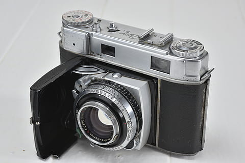 elektronik, kamera digital, kamera, memotret dgn kodak, kamera film, pengintai, lensa kamera, kamera video, tali, tutup lensa, perangkat listrik, outlet listrik, tanah, bukit pasir, di luar rumah, pasir, alam, setensilan, menghubungkan, tema fotografi, kamera - peralatan fotografi, teknologi, peralatan fotografi, lensa - alat optik, masih hidup, tidak ada orang, dalam ruangan, merapatkan, bergaya retro, objek tunggal, warna hitam, tembakan studio, peralatan, sekelompok besar objek, logam, tampilan sudut tinggi, antik, kamera slr, 5K, CC0, domain publik, bebas royalti
