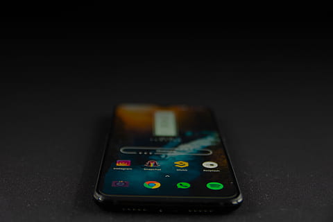 schwarz iphone 7, Telefon, Elektronik, Mobiltelefon, Handy, iphone, oneplus, amoliert, praktisch, Smartphone, Fantasyflip, lebendig, Farben, Anzeige, lebhaft, 6t, farbig, Textur, Weiß, Beamer, Heimkino, Technologie, Studioaufnahme, drinnen, kabellose Technologie, kopieren sie platz, Nahansicht, Verbindung, keine Leute, schwarzer Hintergrund, einzelnes Objekt, Kommunikation, tragbares Informationsgerät, Stillleben, Nummer, beleuchtet, Kunst, Kultur und Unterhaltung, mehrfarbig, Glücksspiel, 5K, CC0, gemeinfrei, lizenzfrei