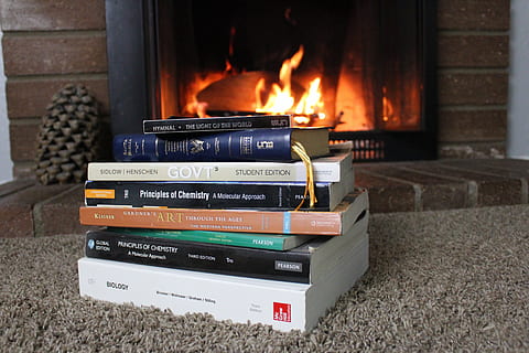 chaleur, cheminée, flamme, étude, devoirs, Bible, des cantiques, Christian, Feu, chaud, brûler, énergie, bois de chauffage, maison, hiver, intérieur, chimie, la biologie, art, l'histoire, les priorités, feu - phénomène naturel, brûlant, personne, empiler, chaleur - température, la nature, à l'intérieur, journée, se concentrer sur le premier plan, la communication, bois - matériau, nature morte, salon, fermer, publication, livre, 5K, CC0, domaine public, libre de droits
