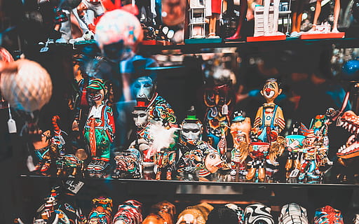 coleção de estatueta sortida, à venda, varejo, arte e Artesanato, grande grupo de objetos, representação, ninguém, multi colorido, escolha, representação humana, arranjo, coleção, criatividade, loja, variação, ainda vida, exibição de varejo, abundância, ordem, venda, compras, 5K, CC0, domínio público, royalty free