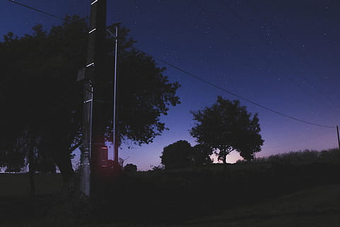 Nacht-, Licht, Laternenmast, Baum, draußen, Natur, Astronomie, Stimmung, Frankreich, Atmosphäre, Abend, Landschaft, Fremder, Himmel, Sterne, Box, Stadt, Dorf, Astro, Astrofotografie, Platz, Pflanze, Silhouette, Stern - Raum, beleuchtet, Star, Dämmerung, Sternfeld, Szenen - Natur, keine Leute, Kabel, Wachstum, Flachwinkelansicht, Schönheit in der Natur, Elektrizität, Weltraum und Astronomie, 5K, CC0, gemeinfrei, lizenzfrei