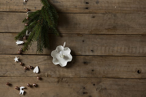 decoració de ceràmica blanca, Nadal, fusta, fullatge, branca, branchlet, garland, estrelles, campanes, cor, flor, flora, gerani, planta, festa, taula, mobles, taula de cafè, fusta dura, material de fusta, a l'interior, natura morta, cap gent, naturalesa, menjar, arbre, frescor, vista d’angle alt, decoració, menjar i beguda, celebració, directament a sobre, Color blanc, dia, full, 5K, CC0, domini públic, lliure de regalies
