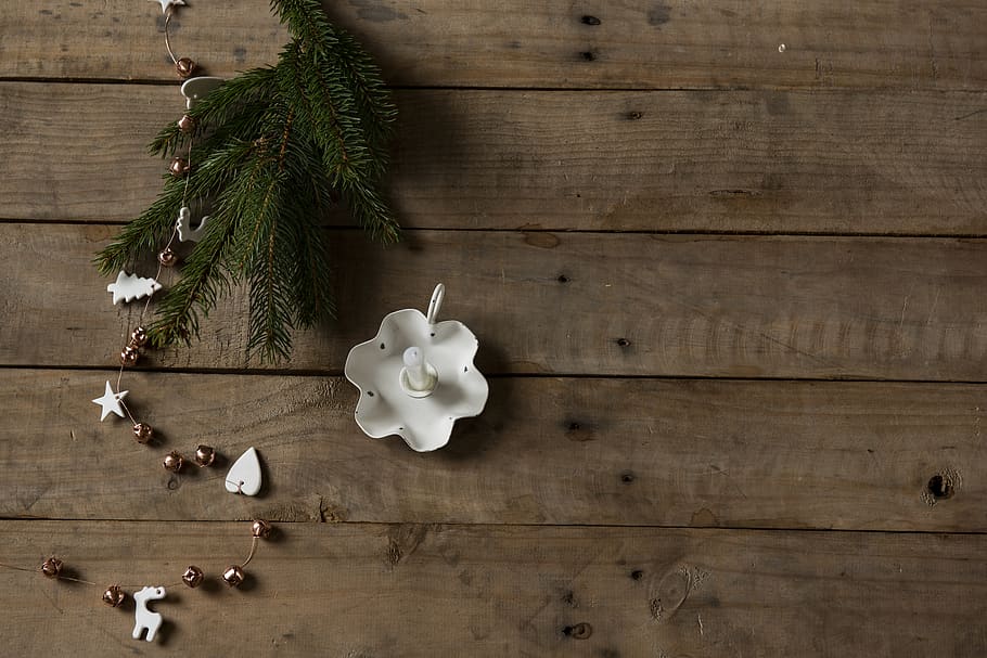 decoració de ceràmica blanca, Nadal, fusta, fullatge, branca, branchlet, garland, estrelles, campanes, cor, flor, flora, gerani, planta, festa, taula, mobles, taula de cafè, fusta dura, material de fusta, a l'interior, natura morta, cap gent, naturalesa, menjar, arbre, frescor, vista d’angle alt, decoració, menjar i beguda, celebració, directament a sobre, Color blanc, dia, full, 5K