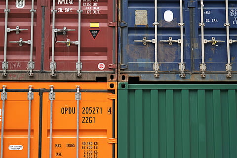 récipient, van, exportation, Voyage, cargaison, quai, logistique, personne, la communication, texte, journée, architecture, conteneur de fret, Sécurité, scénario, rouge, en plein air, écriture occidentale, écriture non occidentale, signe, extérieur du bâtiment, structure construite, quai commercial, métal, protection, 5K, CC0, domaine public, libre de droits