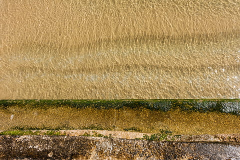 brunt felt, landbrug, dag, natur, Mark, jord, vand, ingen mennesker, ro, scenics - natur, landskab, skønhed i naturen, miljø, plante, vækst, rolig scene, udendørs, landlige scene, gård, græs, flydende vand, 4K, CC0, offentligt domæne, royaltyfrie