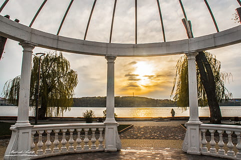 pessoa, de pé, ao lado, corpo, agua, arquitetura, construção, clássico, nuvens, colunas, panorama, montanhas, natureza, oceano, parque, areia, cênico, mar, Beira Mar, céu, Dom, raio de Sol, nascer do sol, por do sol, arvores, estrutura construída, nuvem - céu, ninguém, corrimão, coluna arquitetônica, ponte, conexão, luz solar, dia, ponte - estrutura feita pelo homem, ao ar livre, reflexão, exterior do edifício, árvore, balaustrada, 4K, CC0, domínio público, royalty free