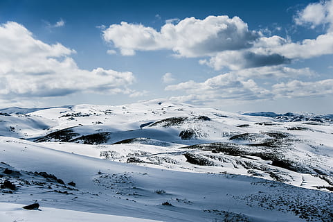 vinter, bjerg, skyer, himmel, hvid, bjerge, landskab, natur, sne, kold, ski, snedækket, spids, bjergbestigning, udendørs, kold temperatur, skønhed i naturen, scenics - natur, sky - himmel, rolig scene, ro, hvid farve, snedækket bjerg, ikke-urbane scene, miljø, ingen mennesker, dag, idyllisk, bjergkæde, bjergtop, 4K, CC0, offentligt domæne, royaltyfrie