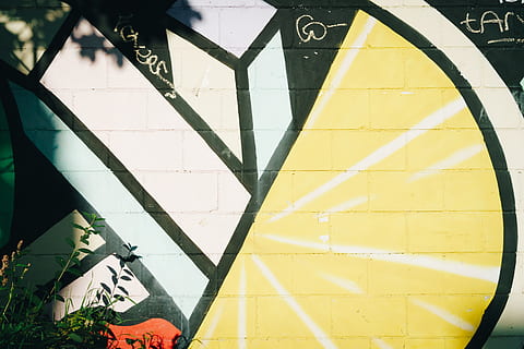 mur peint multicolore, structure construite, jaune, modèle, architecture, journée, personne, fermer, ombre, art et Artisanat, la nature, construction de murs, à l'intérieur, lumière du soleil, conception, plein cadre, forme, Forme géométrique, 8K, CC0, domaine public, libre de droits