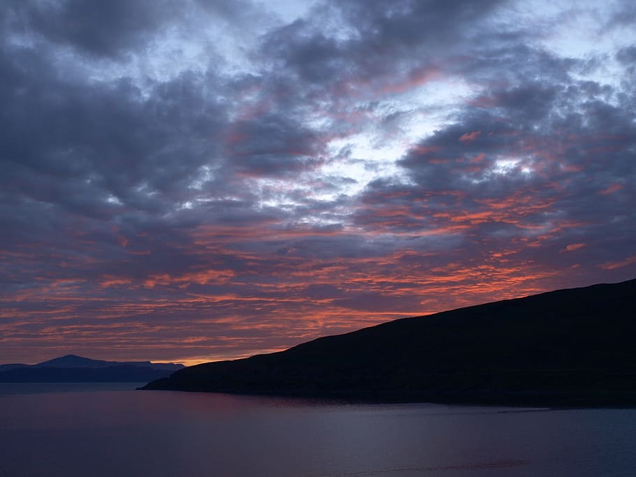 fotografia de paisatge, negre, rocós, formació, taronja, horitzó, blau, núvols, alba, vespre, muntanya, naturalesa, oceà, a l'aire lliure, núvol, escènic, mar, silueta, cel, posta de sol, aigua, imatges de domini públic, núvol - cel, escenics - natura, bellesa a la natura, escena tranquil·la, tranquil·litat, Serra, cap gent, cel dramàtic, idíl·lic, medi ambient, tempesta, ominós, cel romàntic, 1080P