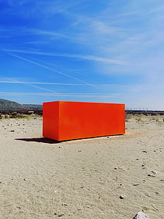 retangular, vermelho, recipiente, areia, ao ar livre, dia, chão, estrada, mobília, cadeira, natureza, estrada de terra, cascalho, deserto, habitação, construção, deserto x, arte, monólito, Palm Springs, cubo, solo, cenário, abrigo, terra, de praia, céu, azul, tranquilidade, cena tranquila, ninguém, scenics - natureza, luz solar, beleza na natureza, ausência, nuvem - céu, cena não urbana, controlo remoto, verão, clima árido, 4K, CC0, domínio público, royalty free