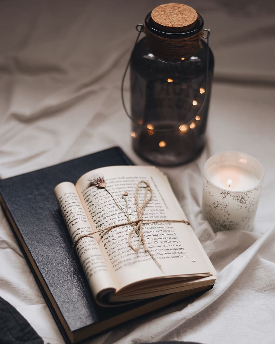 libro, testo, bottiglia, diario, Home decor, vaso, ceramica, carta, tazza, tazza di caffè, shaker, incenso, bere, liquore, alcool, bevanda, grafia, romanzo, carte d'identità, documento, tavolo, in casa, vista dall'alto, pubblicazione, natura morta, contenitore, nessuno, cibo e bevande, tessile, avvicinamento, rinfresco, Aperto, messa a fuoco selettiva, penna, vetro - materiale, formazione scolastica, bicchiere, luce del tè, 4K