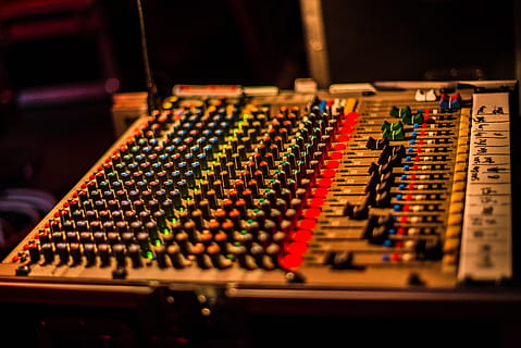 panell, equalitzador, digital, jugar, barreja, mesclador, música, so, àudio, consola, dj, control, tecnologia, barrejar, estèreo, mesclador de so, equip de gravació de so, equip d’àudio, estudi, estudi de gravació, equipament, indústria, multicolor, panell de control, a l'interior, cultura i entreteniment artístic, perilla, cap gent, equipament elèctric, indústria electrònica, complexitat, 5K, CC0, domini públic, lliure de regalies