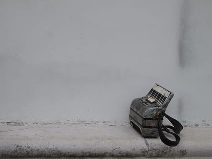 gris, harmònium, blanc, superfície, màquina, roda, paret, acordió, adaptador, mobles, sòls, activitats de lleure, aparell, instrument, rendiment, música, carrer, art, dibuix, electrònica, instrument musical, aspiradora, esbós, funció de construcció de parets, cap gent, transport, absència, sol objecte, abandonat, còpia espai, natura morta, dia, ciutat, estructura construïda, a l'aire lliure, arquitectura, manera de transport, vista d’angle alt, vehicle terrestre, metall, concret, 4K, CC0, domini públic, lliure de regalies