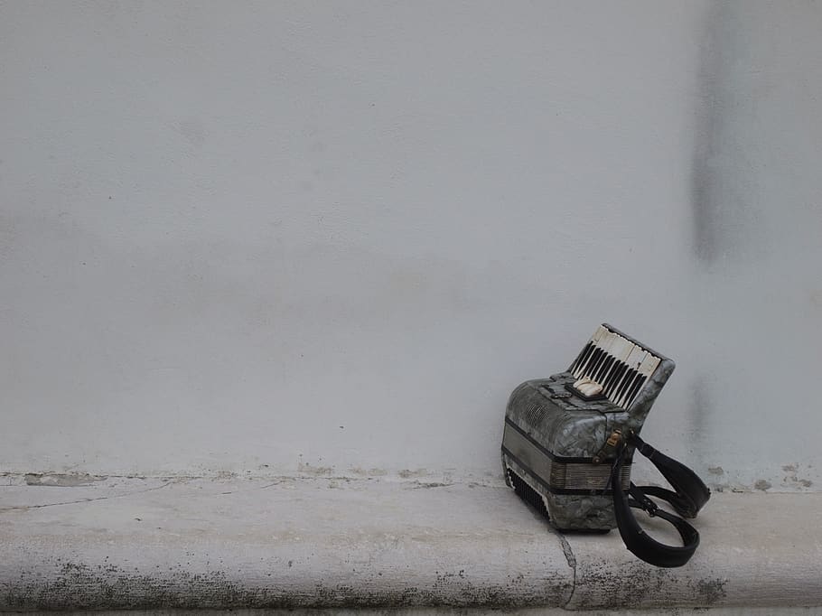 gris, harmònium, blanc, superfície, màquina, roda, paret, acordió, adaptador, mobles, sòls, activitats de lleure, aparell, instrument, rendiment, música, carrer, art, dibuix, electrònica, instrument musical, aspiradora, esbós, funció de construcció de parets, cap gent, transport, absència, sol objecte, abandonat, còpia espai, natura morta, dia, ciutat, estructura construïda, a l'aire lliure, arquitectura, manera de transport, vista d’angle alt, vehicle terrestre, metall, concret, 4K