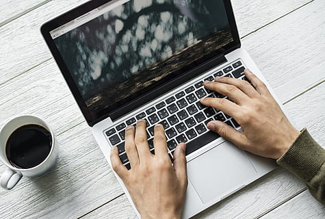 blogger, browsing, meddelelse, computer, forbindelse, apparat, digital, hjem, internet, tastatur, bærbar, fritid, livsstil, medier, netværk, notesbog, søger, sociale medier, Socialt netværk, teknologi, trådløs, arbejder, menneskelig hånd, menneskelig kropsdel, hånd, trådløs teknologi, bord, en person, høj vinkel visning, rigtige mennesker, personlige perspektiv, indendørs, kaffe, kop, træ - materiale, drikke, kropsdel, finger, bruger bærbar computer, 4K, CC0, offentligt domæne, royaltyfrie