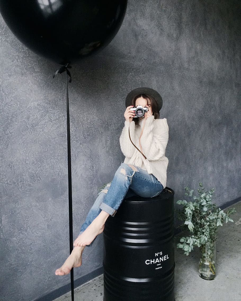 Modelka, fotograf, Fotoaparát, saze, objektiv, technologie, žena, ženský, dívka, lidé, Černá, hlaveň, balón, póza, čepice, džíny, hospodářství, jedna osoba, neformální oblečení, sdělení, skutečných lidí, fotografická témata, stojící, mobilní telefon, bezdrátové technologie, ženy, životního stylu, tři čtvrtletí, aktivita, mladého dospělého, focení, nástěnný prvek, dospělý, volnočasové aktivity, venku, 2K