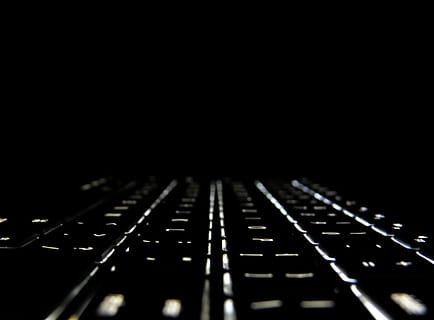 abstrakt, tastatur, computer, teknologi, lys, macbook, mac, pc, tæt på, ingen mennesker, musik, indendørs, kunstkultur og underholdning, kopiere plads, selektiv fokusering, i en række, studio skud, musikinstrument, meddelelse, lydoptagelsesudstyr, lyd mixer, kontrollere, studie, lydudstyr, forbindelse, sort farve, computer nøgle, klaver nøgle, 4K, CC0, offentligt domæne, royaltyfrie