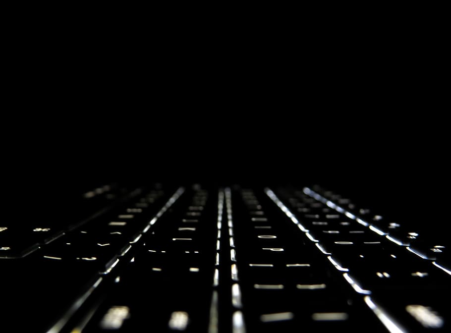 resum, teclat, ordinador, tecnologia, llum, MacBook, mac, PC, primer pla, cap gent, música, a l'interior, cultura i entreteniment artístic, còpia espai, enfocament selectiu, en fila, tir de l'estudi, instrument musical, comunicació, equip de gravació de so, mesclador de so, control, estudi, equip d’àudio, connexió, color negre, clau d’ordinador, clau de piano, 4K