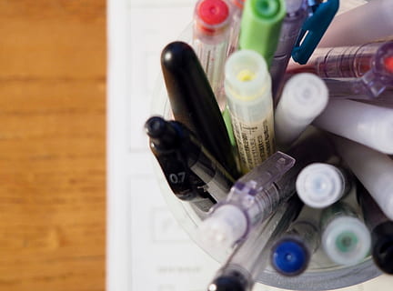 pera a fixky, podnikání, objekty, kancelář, pracovního prostoru, modrý, lavice, zelená, marker, markery, pero, pera, Červené, skicář, bílý, dřevo, dřevěný stůl, práce, žlutá, uvnitř, vysoký úhel pohledu, detail, skupina objektů, velká skupina objektů, výběr, vícebarevné, variace, láhev, nikdo, kontejner, tvořivost, stůl, stálý život, psaní, vzdělání, štětec, umění a řemesla, umělecké a řemeslné vybavení, 4K, CC0, veřejná doména, bez autorských práv