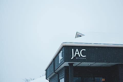 Jack, crear, edifici, a l'aire lliure, naturalesa, símbol, edifici d'oficines, neu, logotip, marca comercial, automòbil, vehicle, cotxe, transport, gel, refugi, camp, rural, arquitectura, hivern, oficina postal, text, comunicació, cel, exterior de l'edifici, cel clar, estructura construïda, guió occidental, còpia espai, dia, vista d’angle baix, cap gent, signe, informació, lletra majúscula, 5K, CC0, domini públic, lliure de regalies