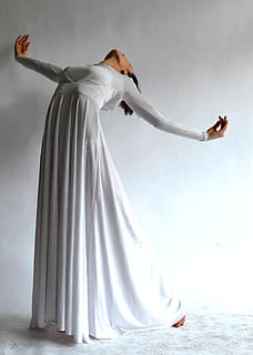 Frau, tragen, Weiß, langärmliges Kleid, Biege, Biegen, Tanzen, Kleid, Mode, flexibel, Hände raus, Modell-, Bewegung, draußen, Performance, Person, Fotoshooting, Pose, Position, weißes Kleid, eine Person, in voller Länge, junger Erwachsener, menschlicher Arm, Erwachsene, Gliedmaßen, Stehen, junge Frau, Arme erhoben, weiße Farbe, Natur, Kleidung, Arme ausgestreckt, Wasser, menschliches Körperteil, menschliches Glied, schöne Frau, 5K, CC0, gemeinfrei, lizenzfrei