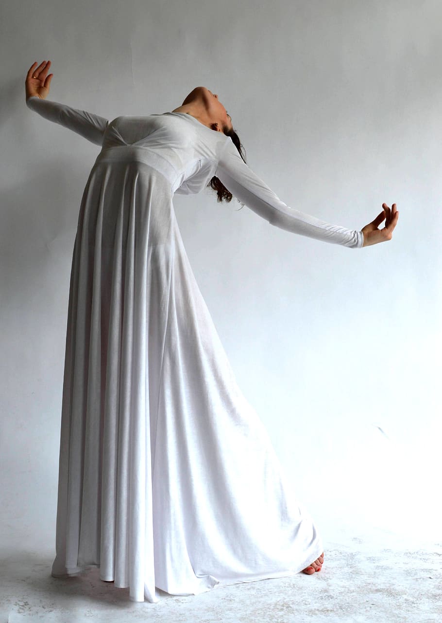 dona, portar, blanc, vestit de màniga llarga, doblar, flexió, dansa, ballant, vestit, moda, flexible, les mans, model, moviment, a l'aire lliure, rendiment, persona, sessió de fotos, pose, posició, desgast, vestit blanc, una persona, longitud completa, adult jove, braç humà, adult, membre, dones, de peu, dones joves, braços aixecats, Color blanc, naturalesa, roba, braços estesos, aigua, part del cos humà, extremitat humana, dona guapa, 5K