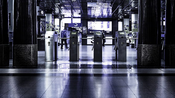architektura, metro, kołowrotki, posty, światło, ludzie, kwestia, kształty, wzory, perspektywiczny, cienie, wewnątrz, posadzka, kolumna architektoniczna, zbudowana struktura, żadnych ludzi, dachówka, nowoczesny, oświetlony, wykafelkowana podłoga, budynek, dzień, transport, technologia, maszyneria, wejście, odbicie, światło słoneczne, sufit, 2K, CC0, domena publiczna, darmowe zdjęcia
