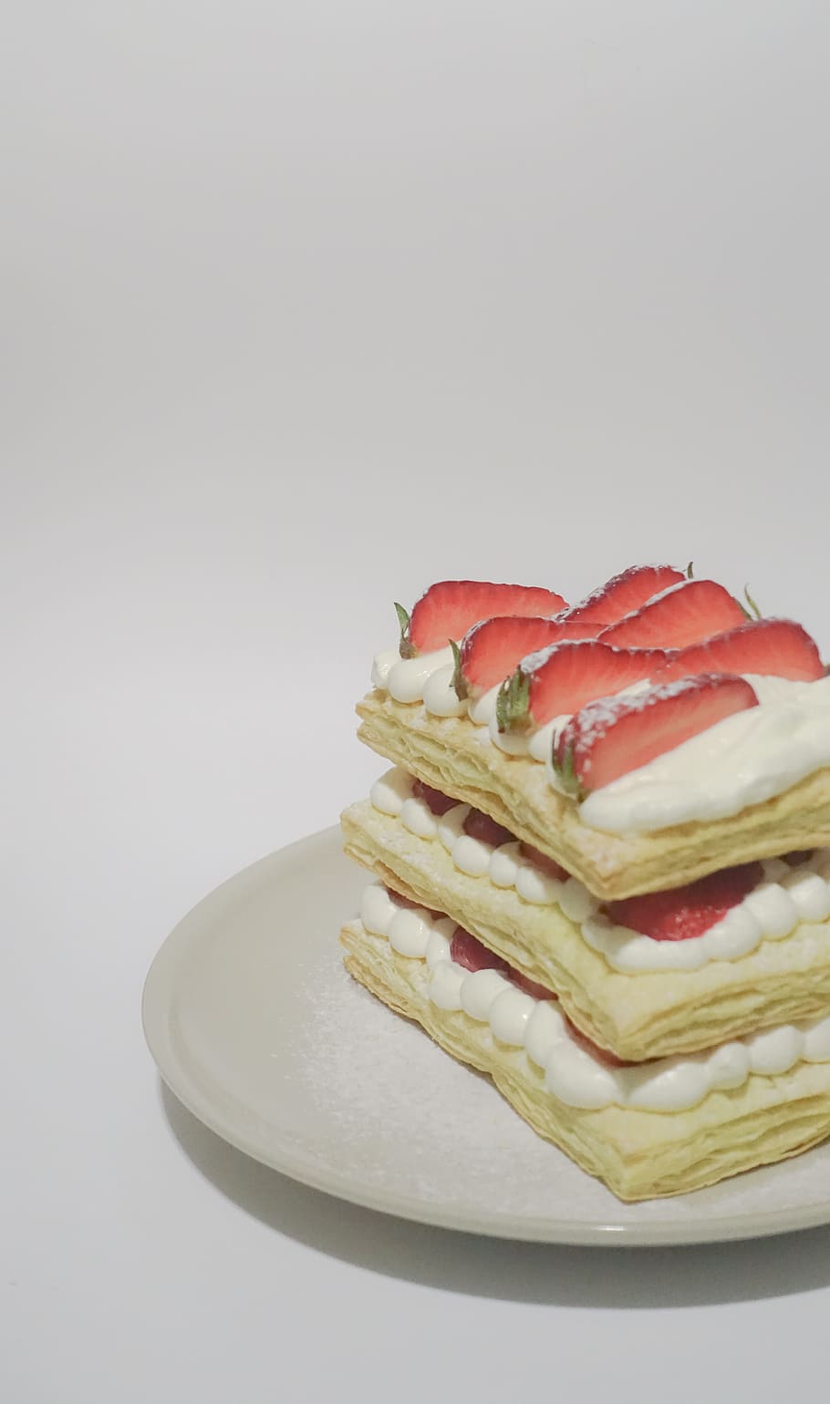 biscotti, crema, affettato, condimenti alla fragola, pane, prima colazione, avvicinamento, cremoso, delizioso, cibo, frutta, fatti in casa, piatto, Sandwich, fette, fragole, sfondo bianco, cibo e bevande, freschezza, girato in studio, in casa, copia spazio, pronto a mangiare, indulgenza, natura morta, fragola, nessuno, mangiare sano, ritagliare, dolce, tentazione, spuntino, 5K
