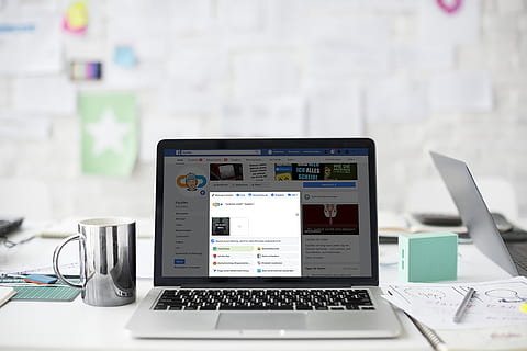 facebook, post, innlegg, kommentarer, web, media, internett, kommunikasjon, sosial, multimedia, teknologi, trådløs teknologi, datamaskin, forbindelse, bord, laptop, innendørs, skrivebord, virksomhet, fokusere på forgrunnen, ingen folk, datanettverk, møbler, kontor, enhetsskjerm, stilleben, skjerm, kreativitet, 2K, CC0, offentlig domene, opphavsrett gratis