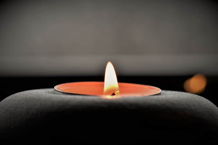 vela, llum, foc, flama, espelmes, cremar, humor, Nadal, calor, contemplatiu, cremant, il·luminat, foc - fenomen natural, primer pla, calor - temperatura, equips d’il·luminació, brillant, a l'interior, naturalesa, fosc, cap gent, centrar-se en primer pla, enfocament selectiu, color taronja, sol objecte, còpia espai, habitació domèstica, llum elèctrica, llum del te, 5K