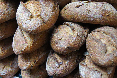 pâine, piaţă, rustic, proaspăt, brutărie, făină, mic dejun, gustare, de casă, Franţa, delicios, alimente, coace, sănătos, mânca, gustos, copt, cuptor, mancare si bautura, prospeţime, cadru complet, maro, mâncat sănătos, în interior, fundaluri, nici o persoana, bunăstare, natură moartă, grup mare de obiecte, a închide, felie de paine, magazin, gata să mănânce, abundenţă, 4K, CC0, domeniu public, fără drepturi de autor