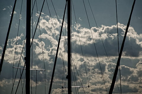 cielo, nuvole, estate, sole, Barche, corde, albero, nuvola - cielo, nessuno, natura, barca a vela, nave nautica, polo, giorno, Inquadratura dal basso, all'aperto, mezzi di trasporto, bellezza nella natura, combustibile e produzione di energia, ambiente, modo di trasporto, cavo, scena tranquilla, architettura, corda, sartiame, 5K, CC0, dominio pubblico, privo di copyright