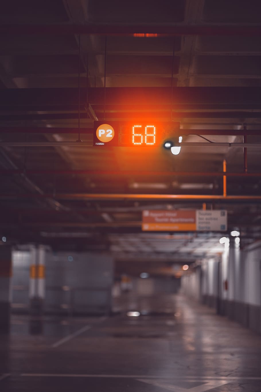digital, temps, 68, il·luminat, transport, arquitectura, a l'interior, manera de transport, automòbil, cap gent, equips d’il·luminació, signe, sostre, cotxe, garatge, estructura construïda, vehicle terrestre, carretera, símbol de fletxa, aparcament, transport públic, soterrani, nit, columna arquitectònica, llum, 5K