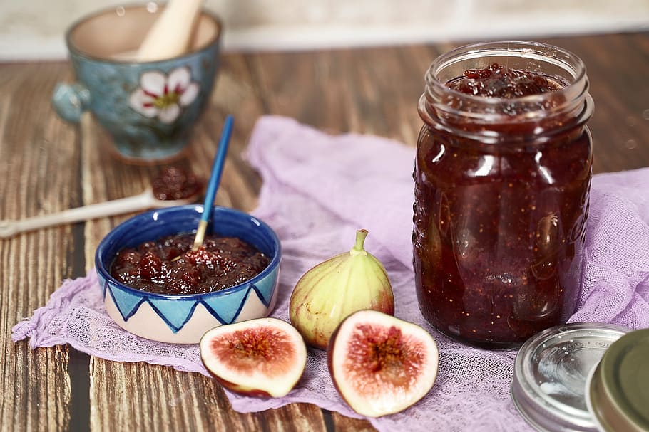 melmelada de figues, fig, melmelada, menjar i beguda, menjar, taula, frescor, fruita, alimentació saludable, a l'interior, benestar, estri de cuina, utensili per menjar, cap gent, centrar-se en primer pla, jar, primer pla, cullera, natura morta, material de fusta, bol, contenidor, esmorzar, 5K