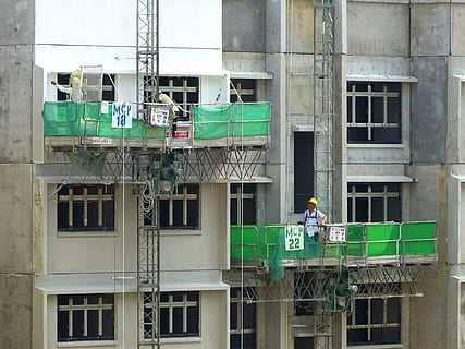 treballar, treballador, humà, activitat, construcció, construir, grua, arquitectura, estructura construïda, exterior de l'edifici, treball, ocupació, dia, industria de la construcció, finestra, edifici, persones reals, lloc de construcció, homes, a l'aire lliure, gent, color verd, indústria, incomplet, desenvolupament, treballador de la construcció, 1080P, CC0, domini públic, lliure de regalies