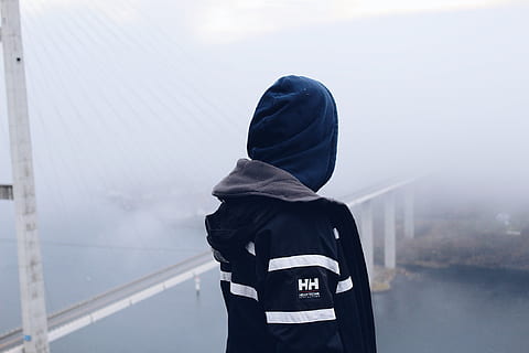 mand, stående, leder, bagfra, bro, kold, fare, mode, tåge, jakke, landskab, vand, have på, vejr, hætte, en person, hætte - tøj, tøj, rigtige mennesker, livsstil, dag, herrer, taljen op, hættejakke, uigenkendelig person, vinter, drenge, barn, kold temperatur, fokus på forgrunden, udendørs, varme tøj, skjult ansigt, uniform, 1080P, CC0, offentligt domæne, royaltyfrie