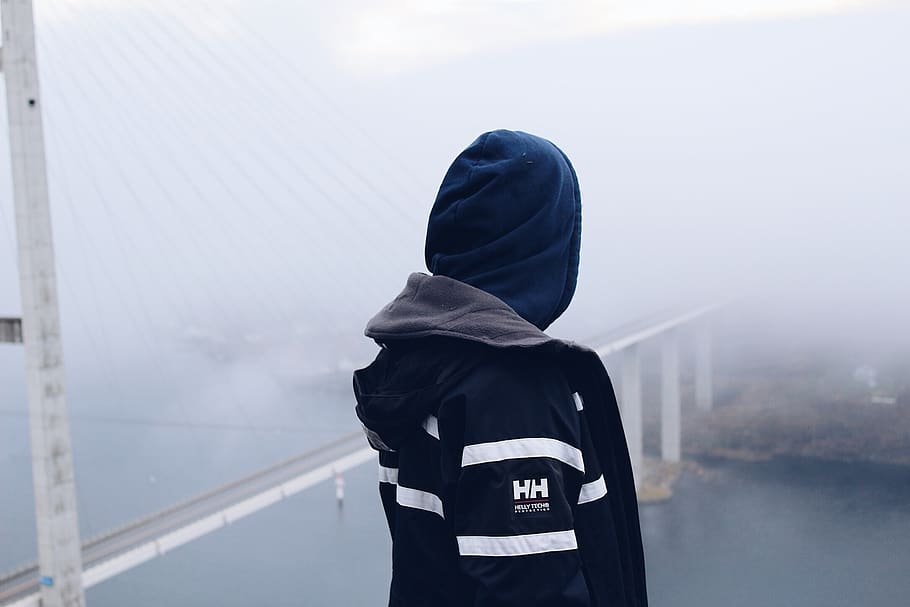mand, stående, leder, bagfra, bro, kold, fare, mode, tåge, jakke, landskab, vand, have på, vejr, hætte, en person, hætte - tøj, tøj, rigtige mennesker, livsstil, dag, herrer, taljen op, hættejakke, uigenkendelig person, vinter, drenge, barn, kold temperatur, fokus på forgrunden, udendørs, varme tøj, skjult ansigt, uniform, 1080P