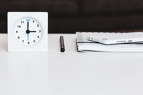 rellotge, taula, blanc, objecte, temps, diari, bolígraf, nota, mòbil, telèfon, cel·la, a l'interior, cap gent, còpia espai, paper, tecnologia, negocis, data límit, nombre, oficina, primer pla, mobles, despertador, pila, natura morta, document, tir de l'estudi, paperassa, Minuta, 1080P, CC0, domini públic, lliure de regalies