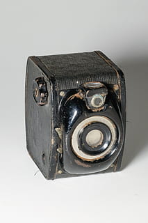 macchina fotografica nera della traccia, fotografia, vecchia macchina fotografica, len, telecamera, girato in studio, metallo, singolo oggetto, sfondo bianco, avvicinamento, in casa, nessuno, ritagliare, natura morta, Aperto, tecnologia, in stile retrò, vecchio, fatto dall'uomo, colore nero, attrezzatura, Oggetto creato dall'uomo, copia spazio, blu, pelle, 4K, CC0, dominio pubblico, privo di copyright